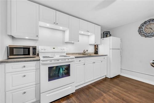 142 Normanhurst Avenue, Hamilton, ON - Indoor Photo Showing Kitchen
