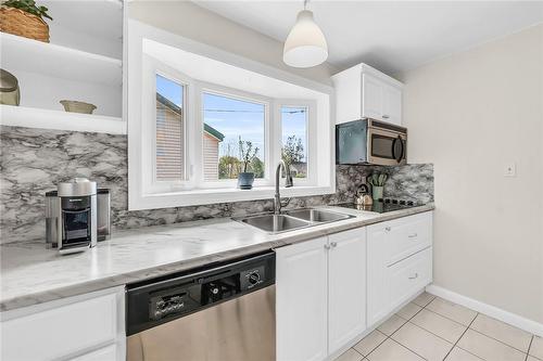 142 Normanhurst Avenue, Hamilton, ON - Indoor Photo Showing Kitchen With Double Sink