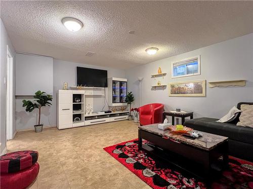 215 Aberdeen Avenue, Brandon, MB - Indoor Photo Showing Living Room