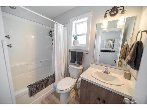 18 - 6324 Laurier Avenue, Wardner, BC - Indoor Photo Showing Bathroom