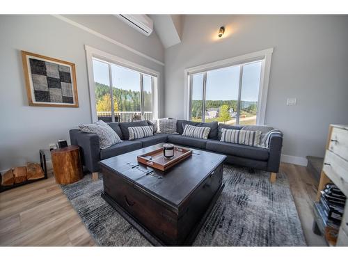 18 - 6324 Laurier Avenue, Wardner, BC - Indoor Photo Showing Living Room