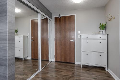 215 Queen Street E|Unit #602, Brampton, ON - Indoor Photo Showing Other Room