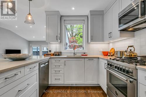 154 Highbourne Road, Toronto, ON - Indoor Photo Showing Kitchen With Upgraded Kitchen