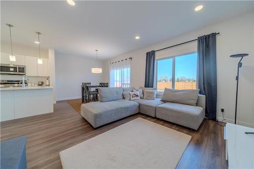 226 Tyson Trail, Winnipeg, MB - Indoor Photo Showing Living Room