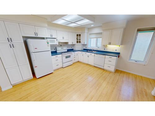62 - 1401 Willowbrook Drive, Cranbrook, BC - Indoor Photo Showing Kitchen