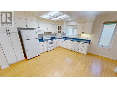 1401 Willowbrook  Drive Unit# 62, Cranbrook, BC - Indoor Photo Showing Kitchen