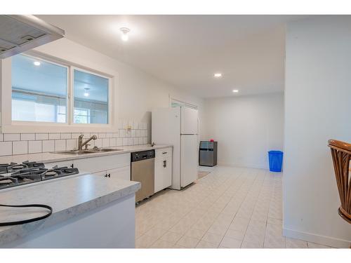 60 Chase Rd, Christina Lake, BC - Indoor Photo Showing Kitchen