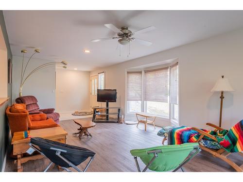 60 Chase Rd, Christina Lake, BC - Indoor Photo Showing Living Room