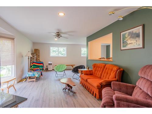 60 Chase Rd, Christina Lake, BC - Indoor Photo Showing Living Room