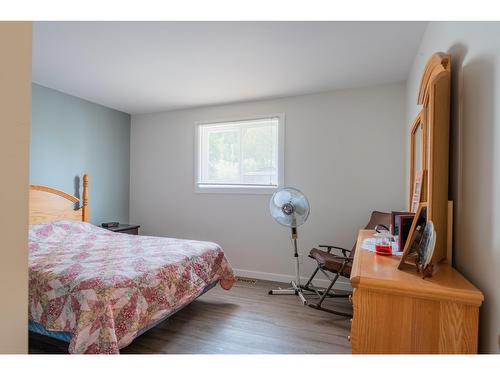 60 Chase Rd, Christina Lake, BC - Indoor Photo Showing Bedroom