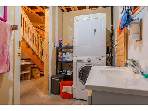 60 Chase Rd, Christina Lake, BC - Indoor Photo Showing Laundry Room