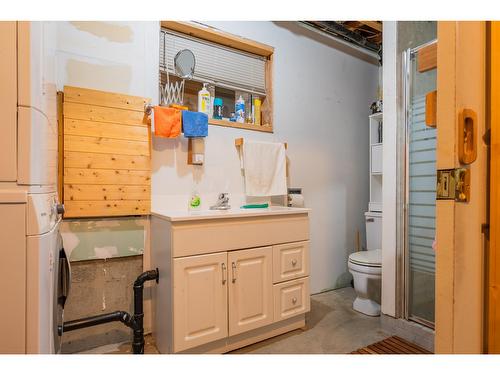 60 Chase Rd, Christina Lake, BC - Indoor Photo Showing Bathroom