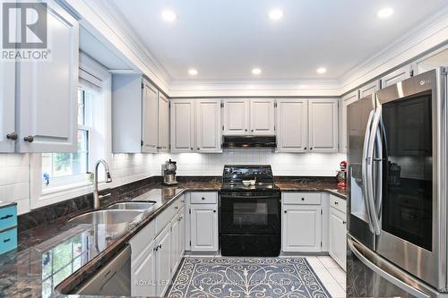 3 Cranberry Lane, Aurora, ON - Indoor Photo Showing Kitchen With Double Sink With Upgraded Kitchen