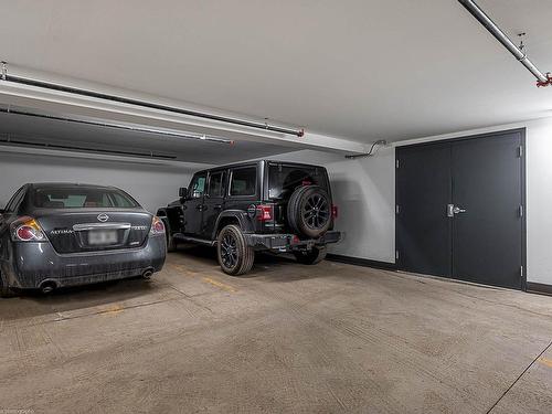 Parking - 102-7170 Rue Clark, Montréal (Rosemont/La Petite-Patrie), QC - Indoor Photo Showing Garage