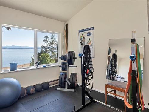 350 Sutil Rd, Quadra Island, BC - Indoor Photo Showing Gym Room