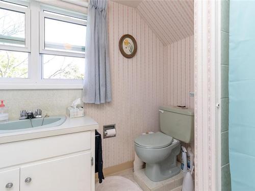 1630 Rockland Ave, Victoria, BC - Indoor Photo Showing Bathroom
