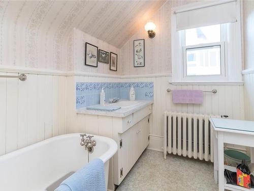 1630 Rockland Ave, Victoria, BC - Indoor Photo Showing Bathroom