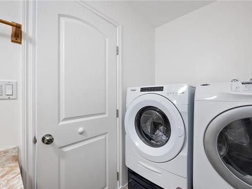 524 Washington Cres, Courtenay, BC - Indoor Photo Showing Laundry Room