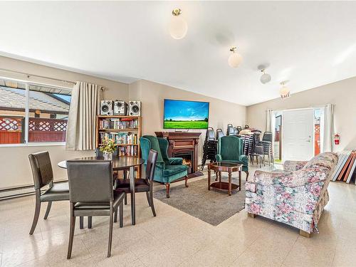 37-120 Finholm St North, Parksville, BC - Indoor Photo Showing Living Room