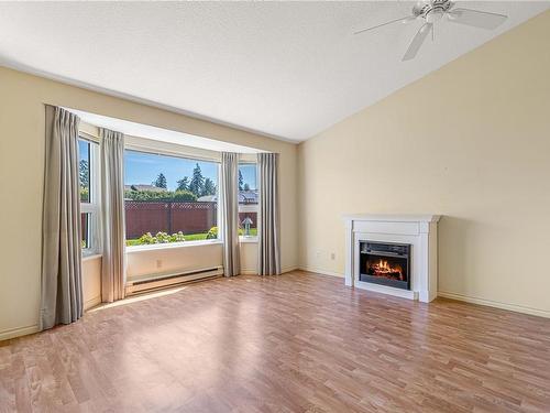 37-120 Finholm St North, Parksville, BC - Indoor Photo Showing Living Room With Fireplace