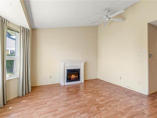 37-120 Finholm St North, Parksville, BC - Indoor Photo Showing Living Room With Fireplace