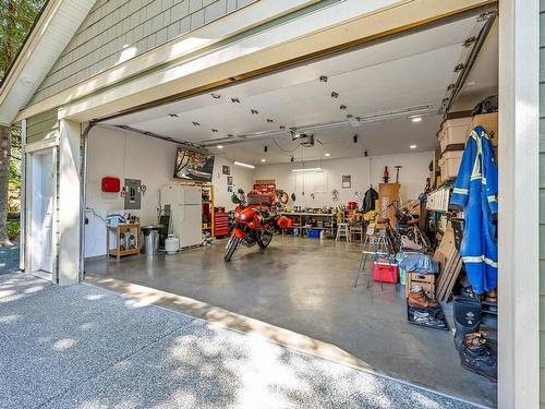 7723 Vivian Way, Fanny Bay, BC - Indoor Photo Showing Garage