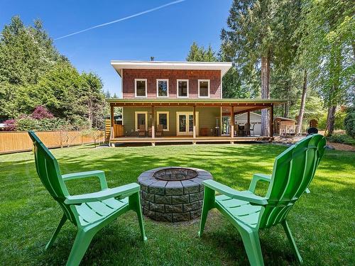 7723 Vivian Way, Fanny Bay, BC - Outdoor With Deck Patio Veranda With Backyard