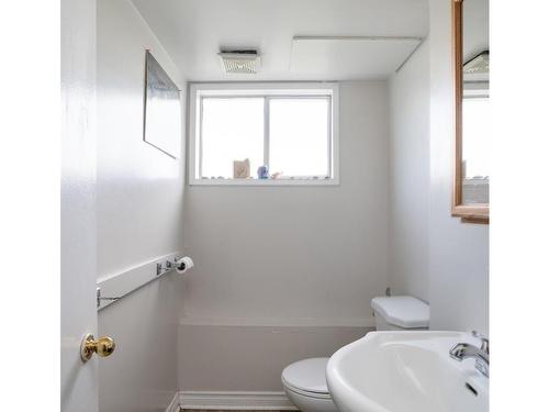 10103 Resthaven Dr, Sidney, BC - Indoor Photo Showing Bathroom