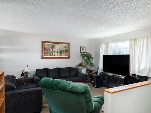 10103 Resthaven Dr, Sidney, BC - Indoor Photo Showing Living Room