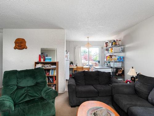 10103 Resthaven Dr, Sidney, BC - Indoor Photo Showing Living Room
