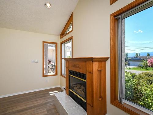 1088 Williams Rd, Courtenay, BC - Indoor With Fireplace