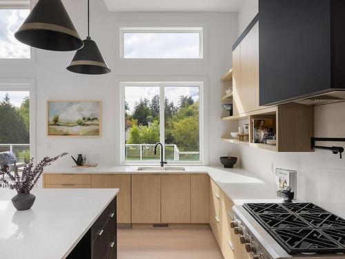 1084 Maple Rd, North Saanich, BC - Indoor Photo Showing Kitchen