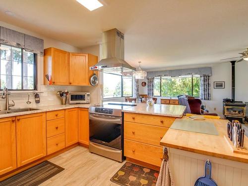 112 Crescent Rd West, Qualicum Beach, BC - Indoor Photo Showing Kitchen