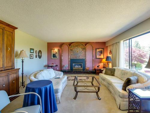 112 Crescent Rd West, Qualicum Beach, BC - Indoor Photo Showing Living Room With Fireplace