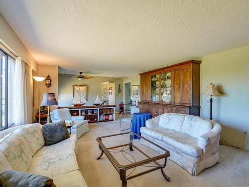 112 Crescent Rd West, Qualicum Beach, BC - Indoor Photo Showing Living Room