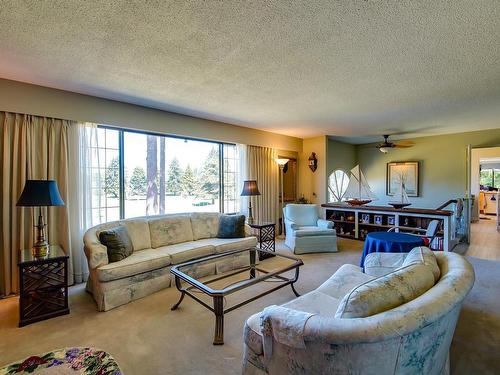 112 Crescent Rd West, Qualicum Beach, BC - Indoor Photo Showing Living Room