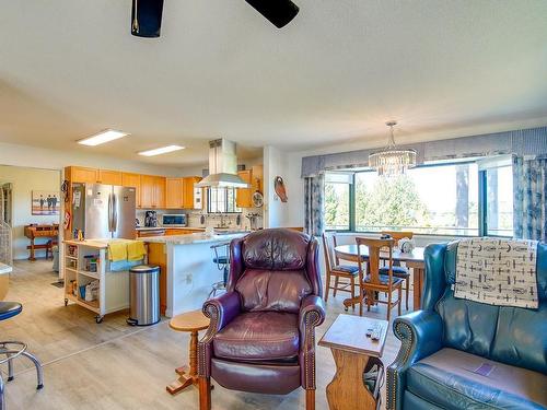 112 Crescent Rd West, Qualicum Beach, BC - Indoor Photo Showing Living Room