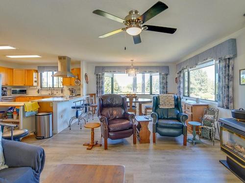 112 Crescent Rd West, Qualicum Beach, BC - Indoor Photo Showing Living Room