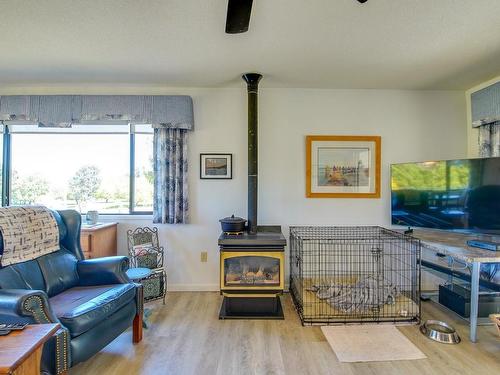 112 Crescent Rd West, Qualicum Beach, BC - Indoor Photo Showing Living Room