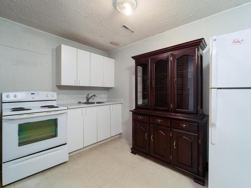 325 Schubert Drive, Kamloops, BC - Indoor Photo Showing Kitchen