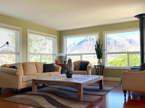 1491 Pine Cres, Kamloops, BC - Indoor Photo Showing Living Room