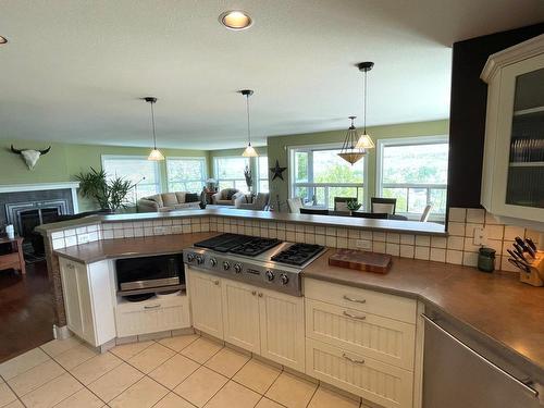 1491 Pine Cres, Kamloops, BC - Indoor Photo Showing Kitchen