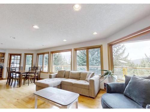 5812 Beech Road, Merritt, BC - Indoor Photo Showing Living Room