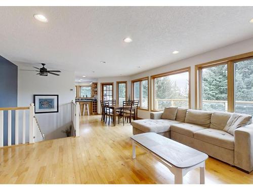 5812 Beech Road, Merritt, BC - Indoor Photo Showing Living Room