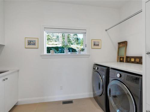 3245 Pinder Pl, Cobble Hill, BC - Indoor Photo Showing Laundry Room