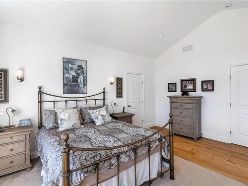 3245 Pinder Pl, Cobble Hill, BC - Indoor Photo Showing Bedroom