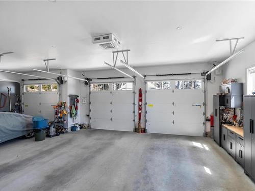 3245 Pinder Pl, Cobble Hill, BC - Indoor Photo Showing Garage