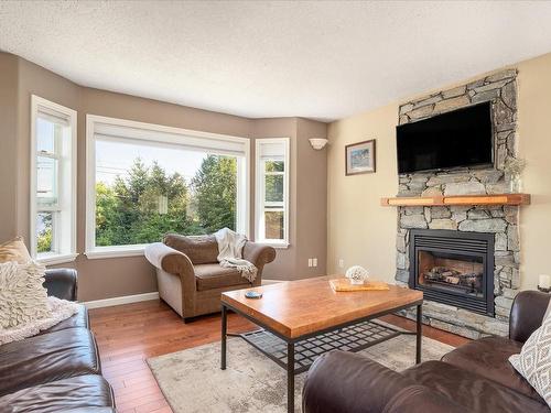 309 Roland Rd, Ladysmith, BC - Indoor Photo Showing Living Room With Fireplace