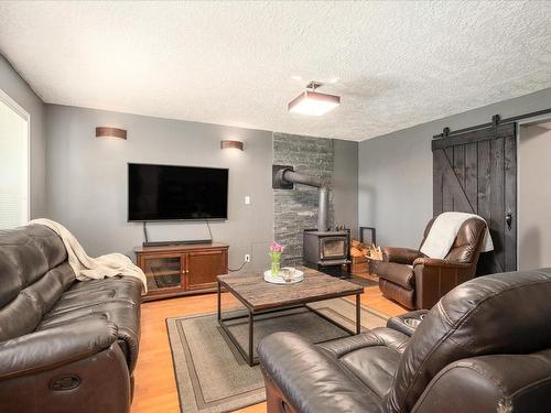 309 Roland Rd, Ladysmith, BC - Indoor Photo Showing Living Room