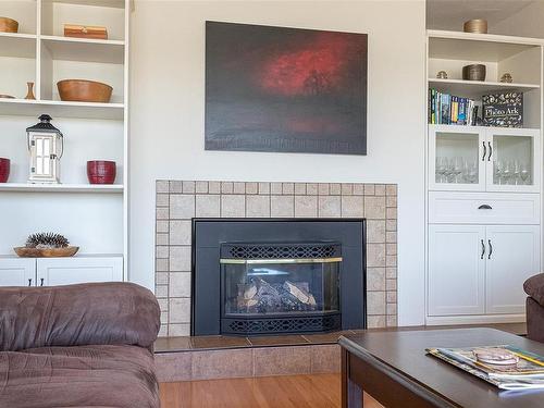 409 Walker Ave, Ladysmith, BC - Indoor Photo Showing Living Room With Fireplace
